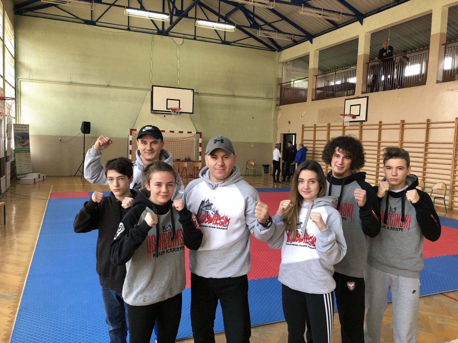 SPORTY WALKI. Karatecy i kick-boxerzy na stopniach podium