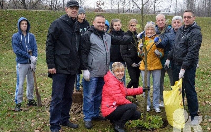 KĘTY. Posadzili drzewa, zakopali kapsułę czasu