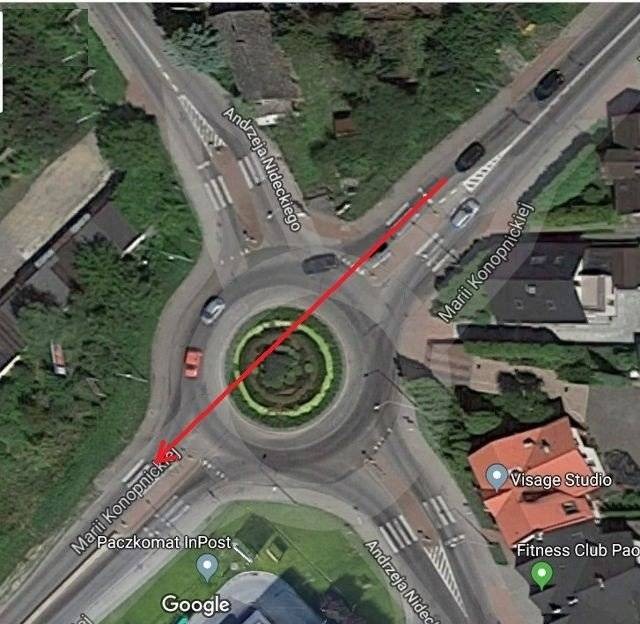 OŚWIĘCIM. Przejechała przez środek ronda. Szkoda skody