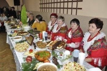 BRZEZINKA. Wigilijne stoły pełne pysznego jadła. Były życzenia i... darcie pierza