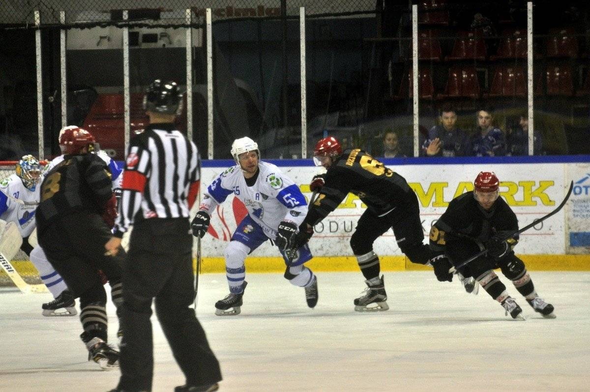 HOKEJ NA LODZIE. Derbowe zwycięstwo z pluszakami w tle
