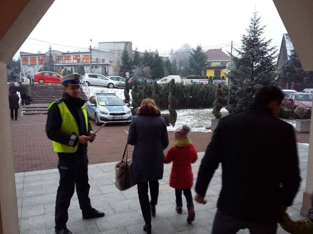 GROJEC. Policjanci przed kościołem... świecili przykładem
