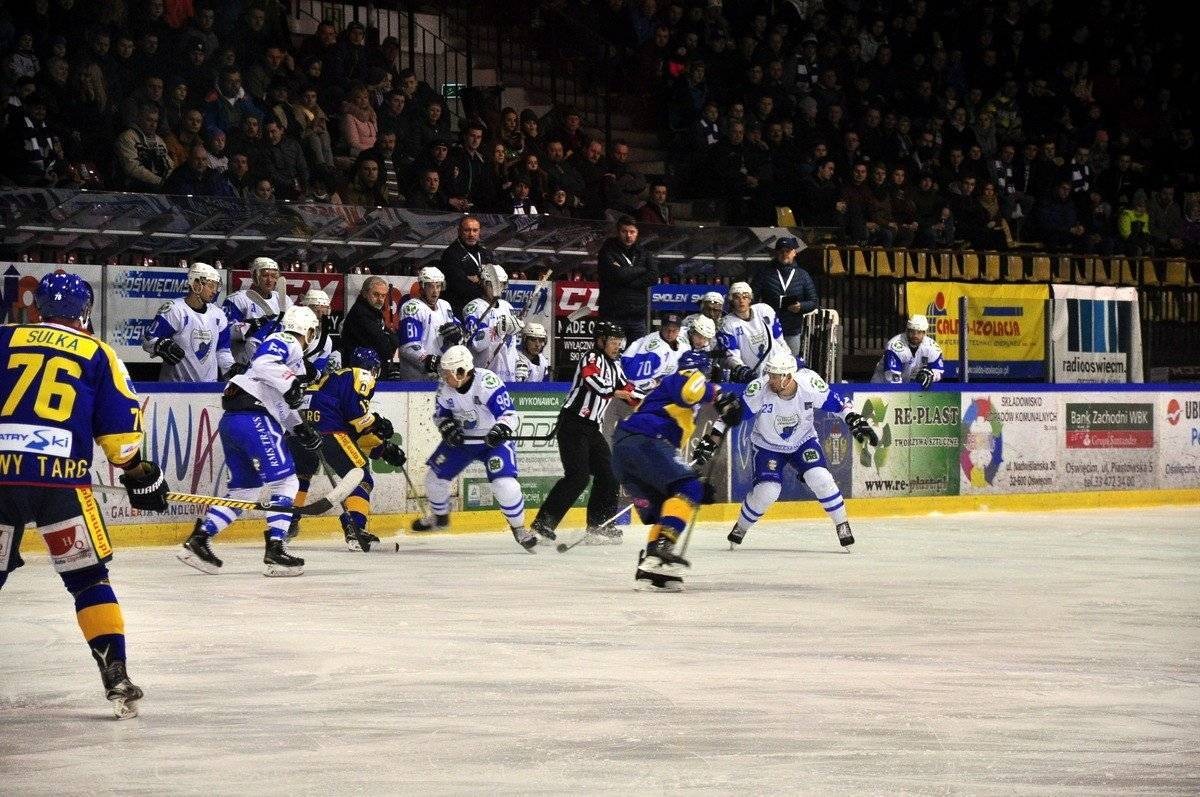 HOKEJ NA LODZIE. Klasyk dla górali w ponownym debiucie Witolda Magiery