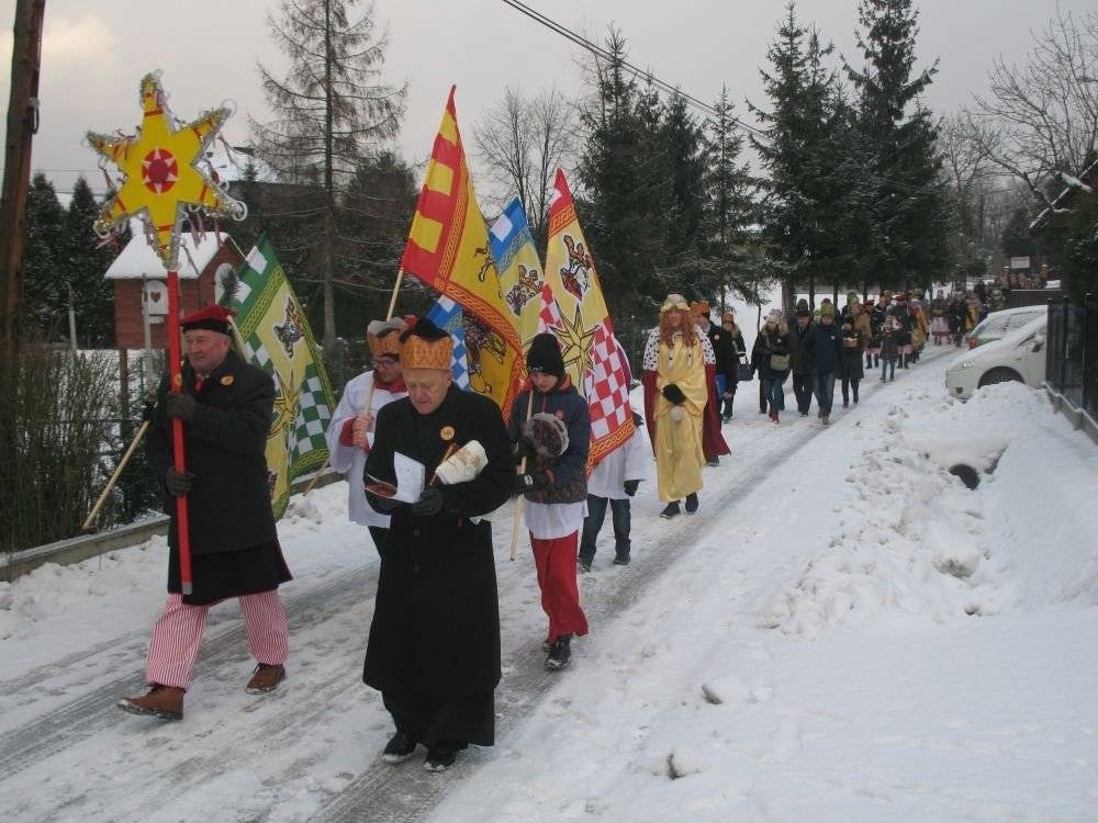 WŁOSIENICA. Orszak Trzech Króli i „Spontaniczny Samorządowy Chór Mieszany”