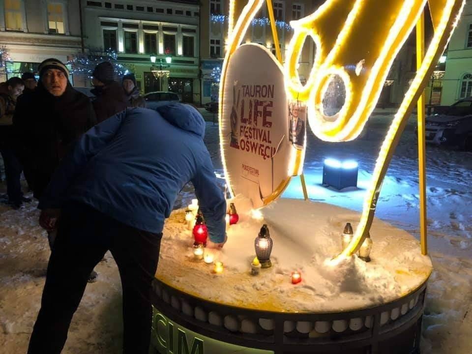 OŚWIĘCIM. Zapalili znicze na Rynku i symbolicznie pożegnali Pawła Adamowicza