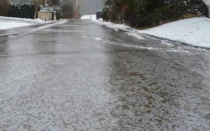 POWIAT. Ślisko i niebezpiecznie na drogach oraz chodnikach