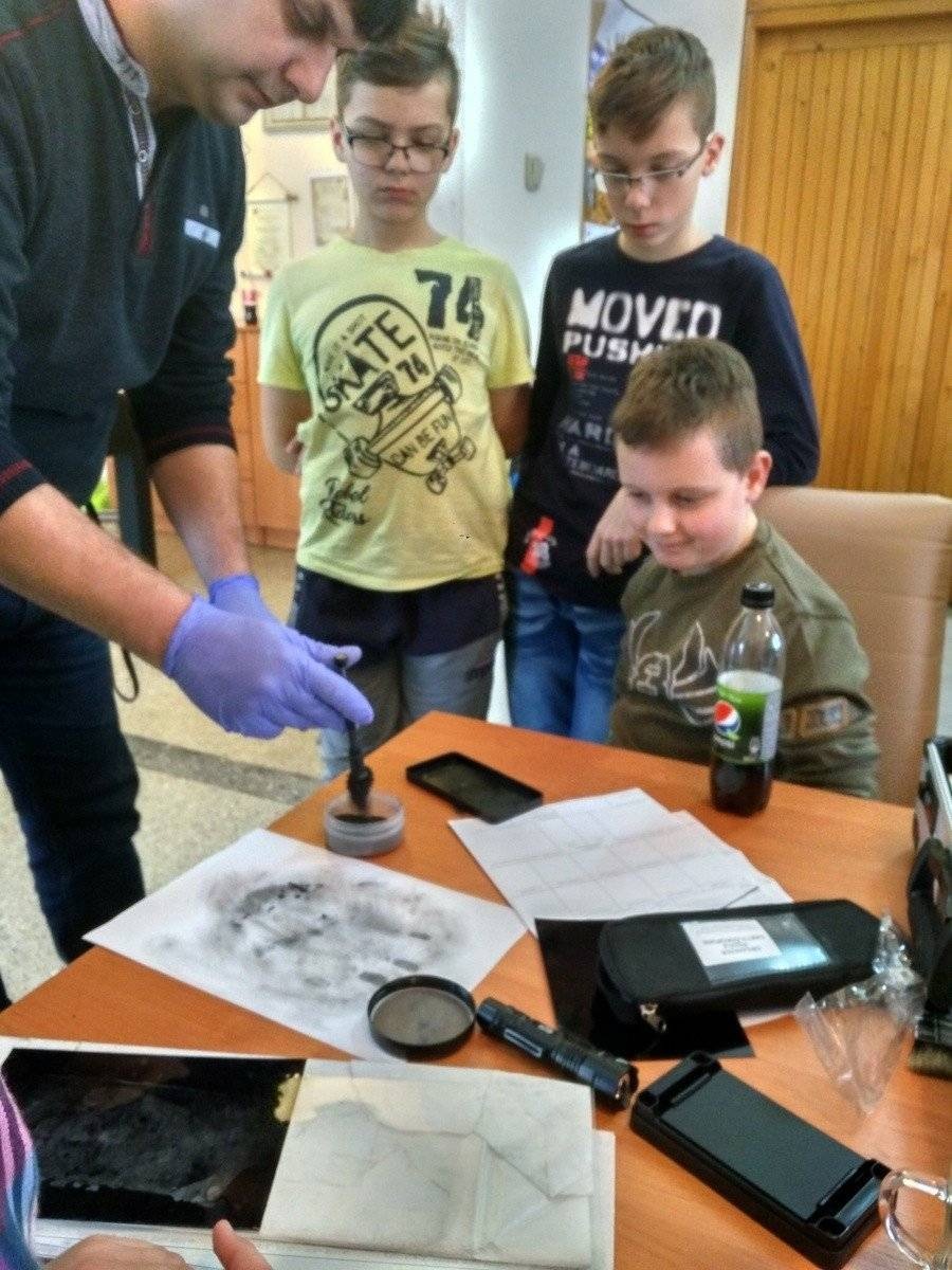 PRZECISZÓW. Dzieci i młodzież poznały pracę technika kryminalistyki