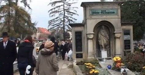 OŚWIĘCIM. Zapisy na handel zniczami i kwiatami w okresie Wszystkich Świętych