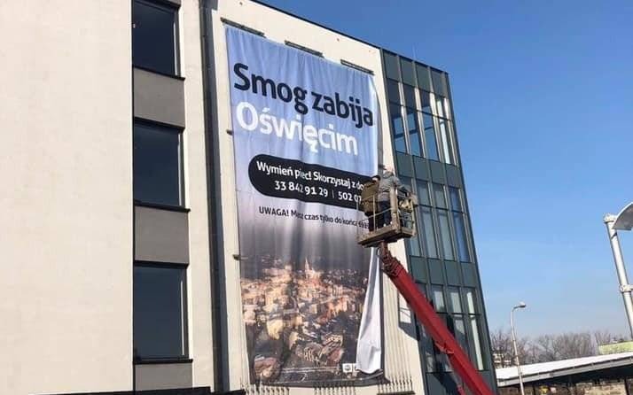 OŚWIĘCIM. Smog zabija Oświęcim – taki napis widnieje na banerze, który zawisł przy Dąbrowskiego