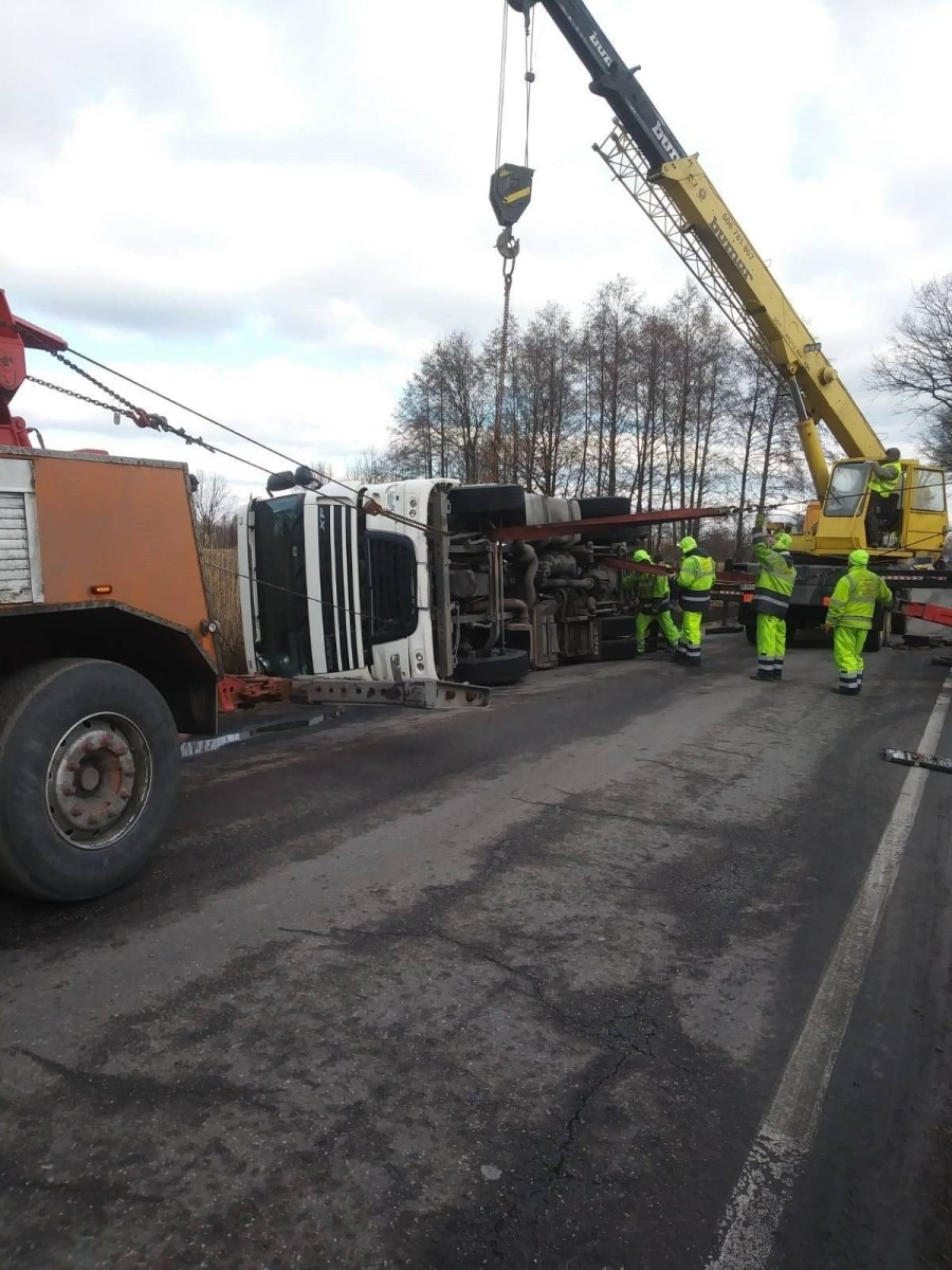 ZATOR. Przewoził 30 ton mąki. W trakcie wyprzedzania wpadł do rowu