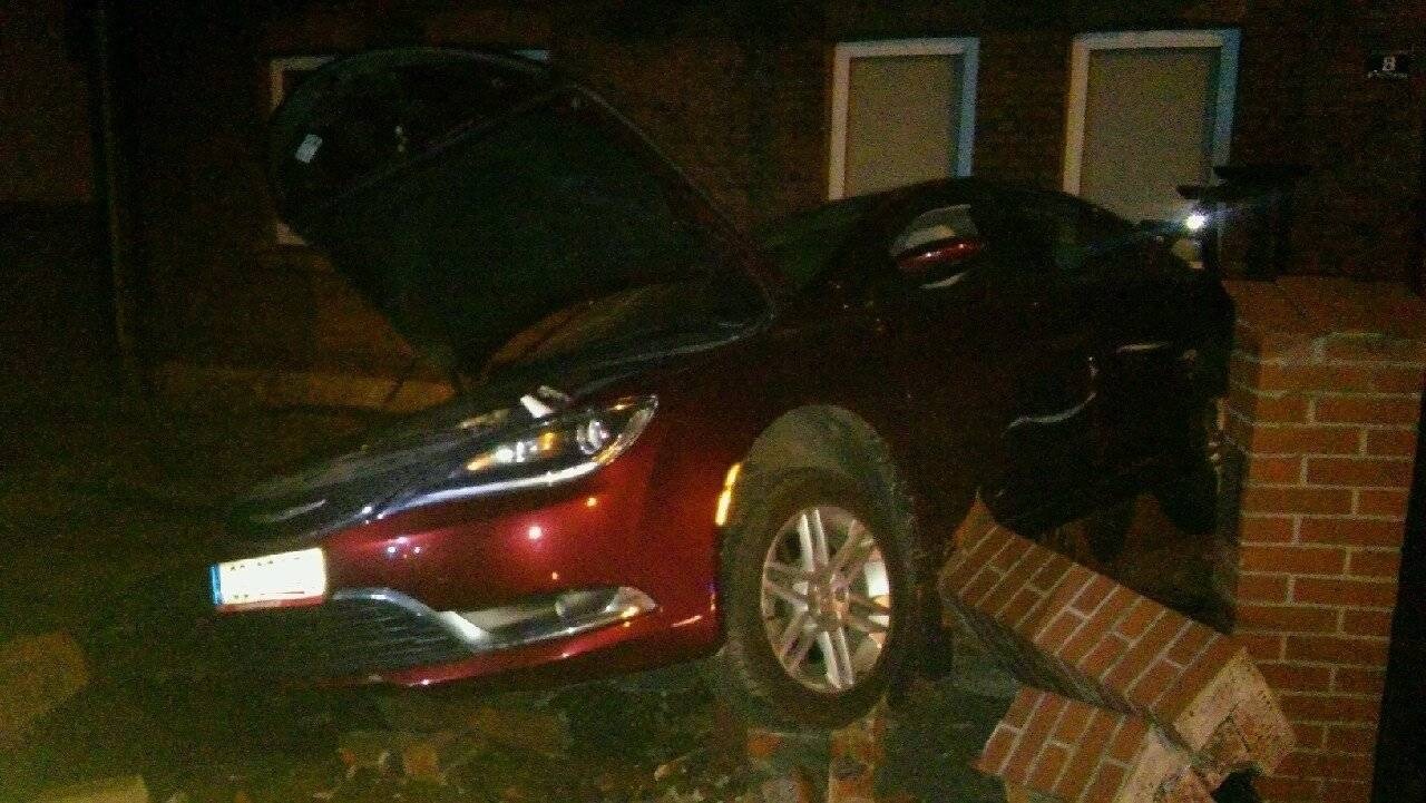 CHEŁMEK. Cofając chryslerem skasowała toyotę i ogrodzenie