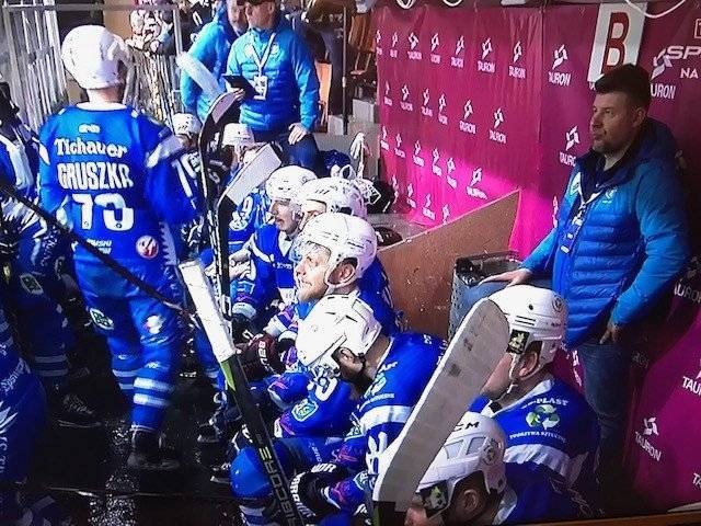 HOKEJ NA LODZIE. Gorączka sobotniego wieczoru! Biletów od dawna brak!