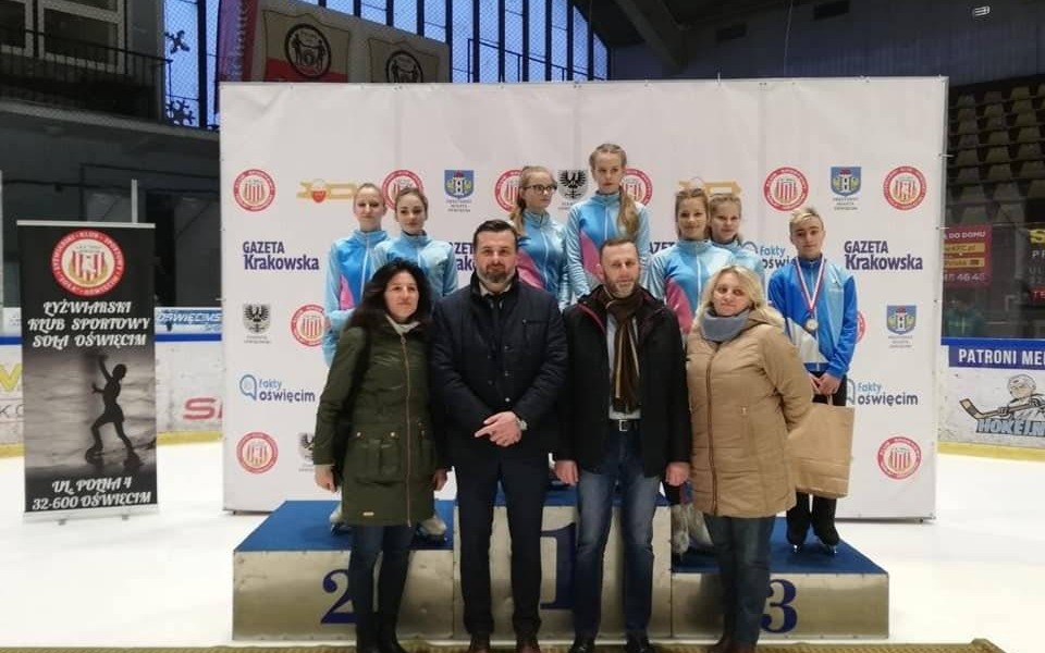 ŁYŻWIARSTWO FIGUROWE. Oświęcimianie na stopniach podium w uzdrowiskowej Krynicy