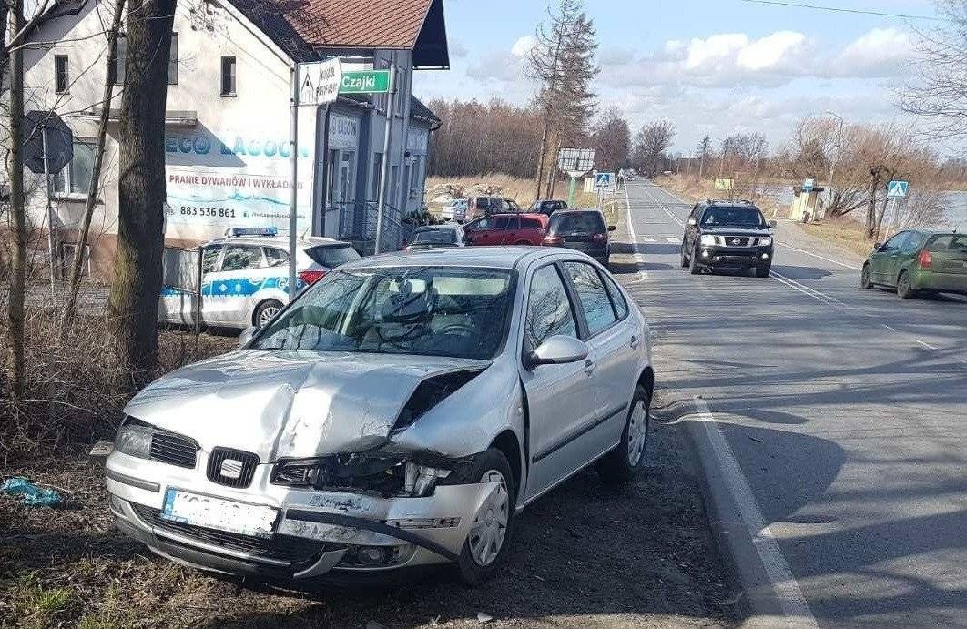 GROJEC. 19-latek najechał seatem na tył opla