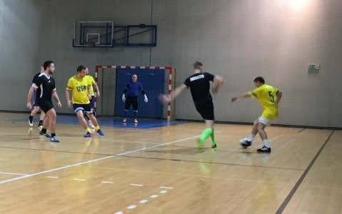 PIŁKA NOŻNA. Rekiny mistrzami "halówki"