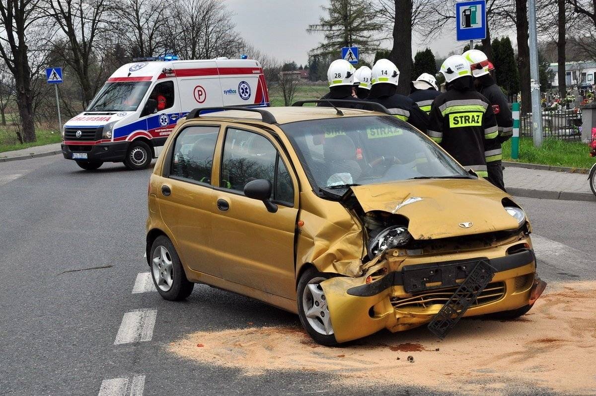 BRZESZCZE. Zderzenie mercedesa z daewoo. Trzy osoby trafiły do szpitala