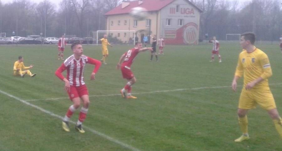 PIŁKA NOŻNA. Sobotnie rezultaty od trzeciej ligi aż po klasę B