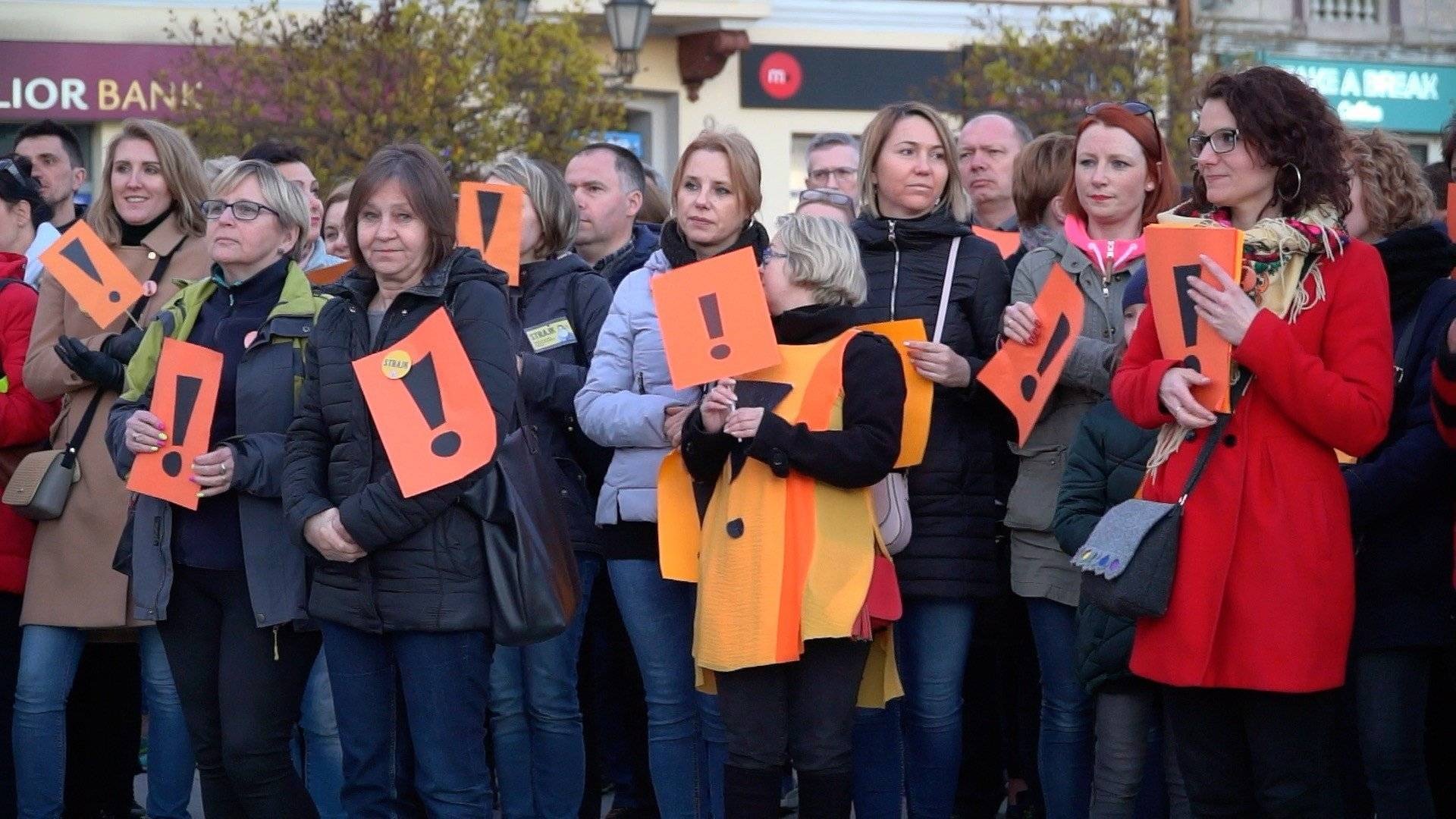 OŚWIĘCIM. „Człowieka można zniszczyć, ale nie można pokonać”. Nauczyciele na oświęcimskim rynku