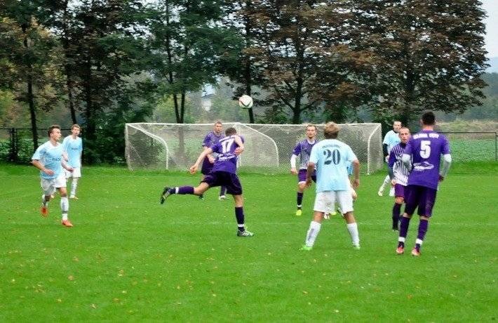 PIŁKA NOŻNA. Coraz ciekawiej w czubie okręgówki i klasy A