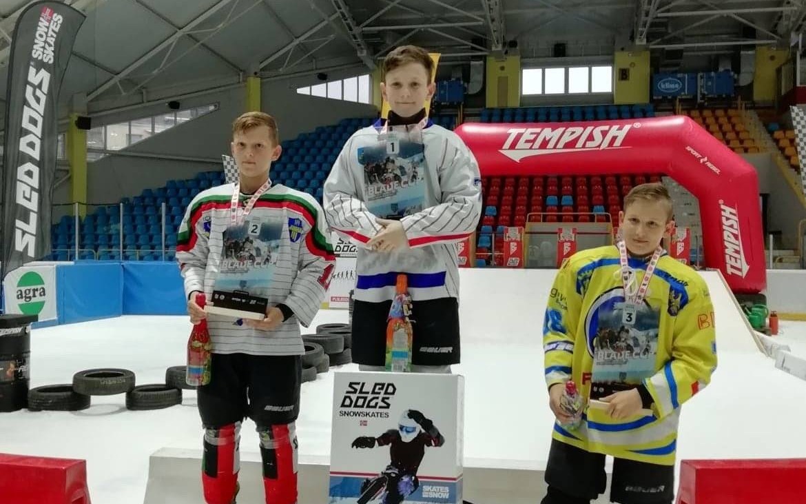ICE CROSS. Młodzi hokeiści w nowej roli. Adrian Ziober na najwyższym podium!