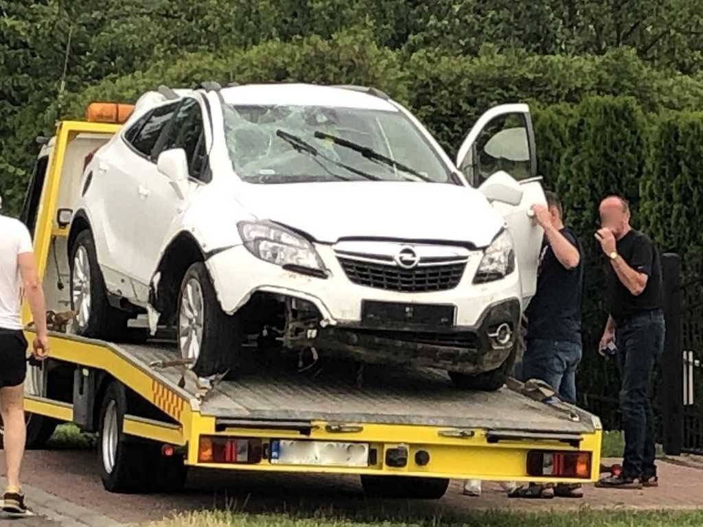 GŁĘBOWICE. Stracił panowanie nad pojazdem i dachował. 59-letni mężczyzna trafił do szpitala