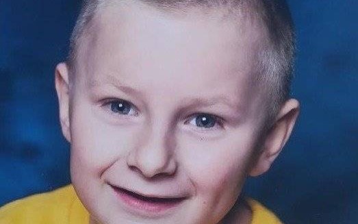 POWIAT. Zaginął Hubert Jarosz z Pław. Policjanci i strażacy poszukują 6-latka chorego na autyzm