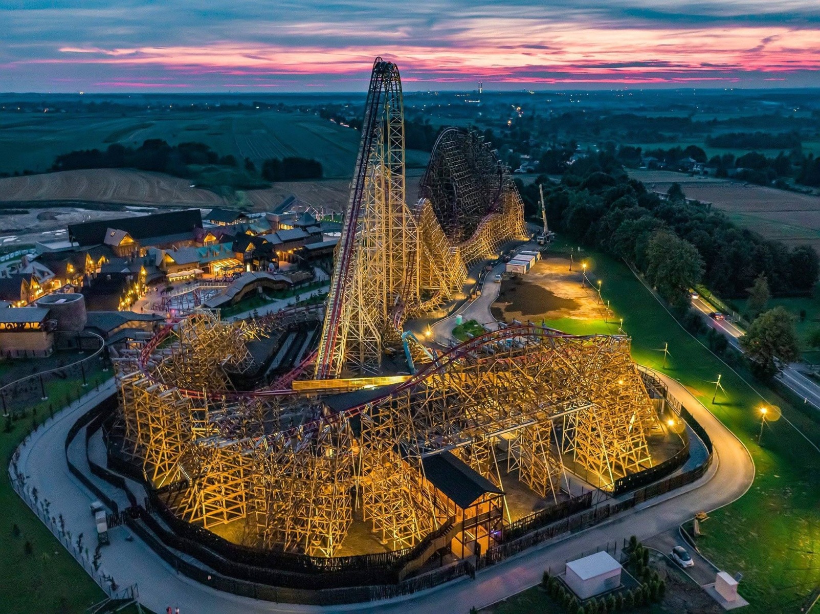 ZATOR. 61 metrów wysokości, 90 stopni nachylenia…. ma na imię Zadra. Już dziś otwarcie drewnianego roller coastera