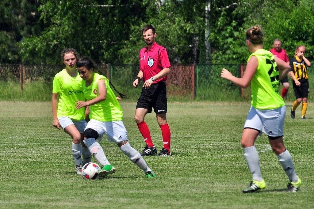 PIŁKA NOŻNA. Komplet sobotnich wyników na futbolowych stadionach
