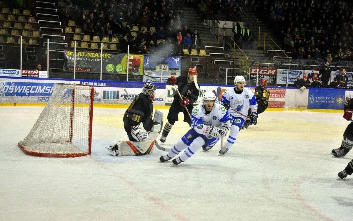 HOKEJ NA LODZIE. Zimny prysznic na inaugurację