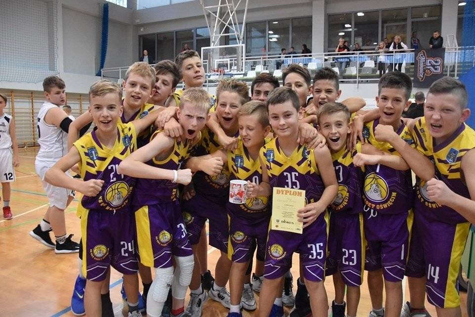 KOSZYKÓWKA. Młodzicy Kadeta pod koszem w „Mieście Soli”