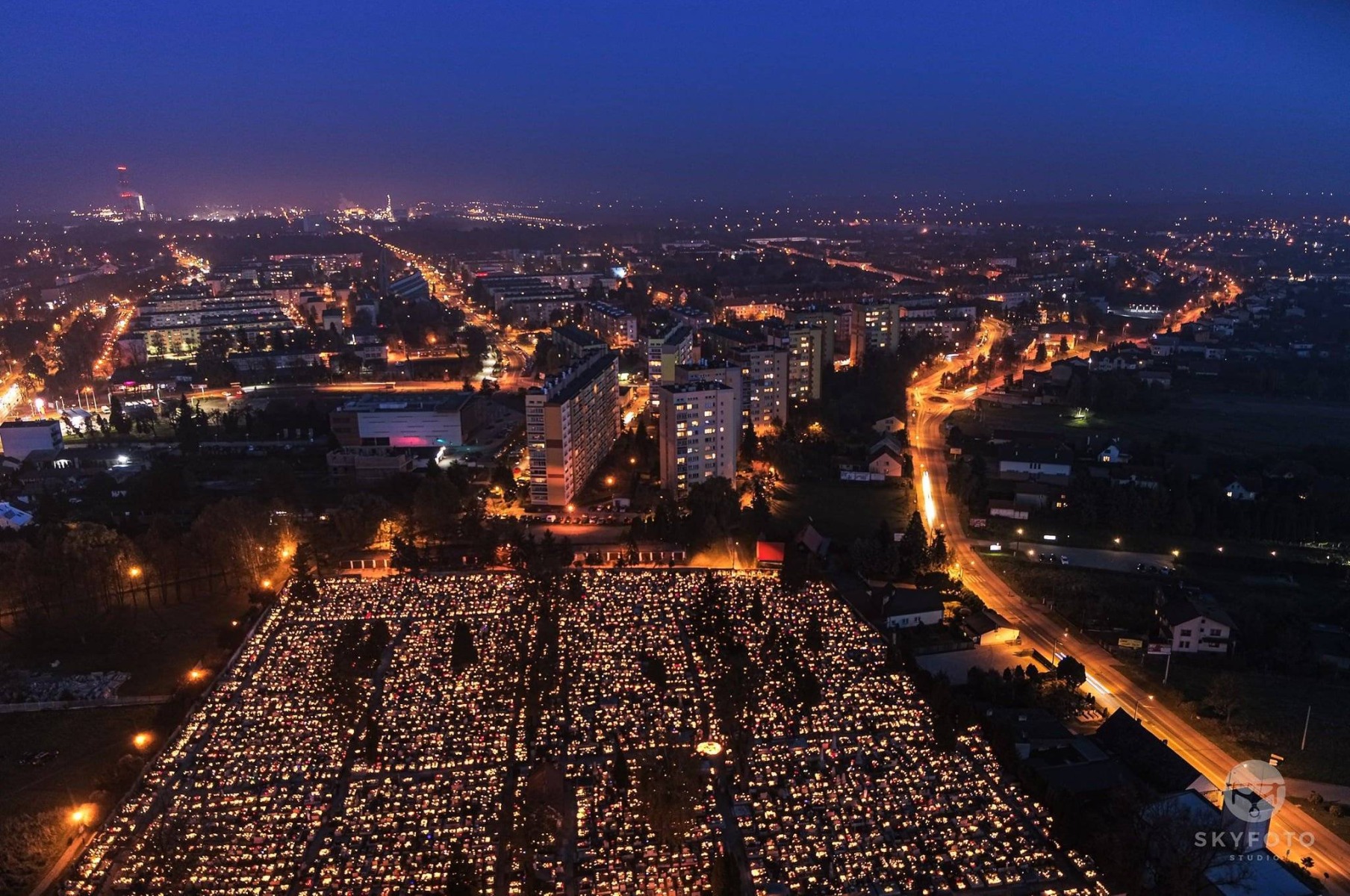 OŚWIĘCIM. Wszystkich Świętych nocą z lotu ptaka