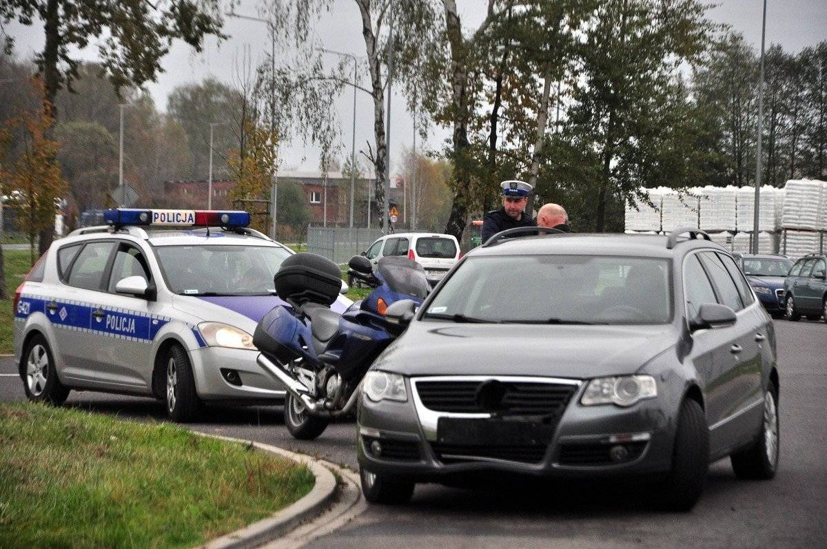OŚWIĘCIM. Motocyklista chciał uniknąć zderzenia z samochodem. Sprawca zdarzenia uciekł z miejsca zdarzenia