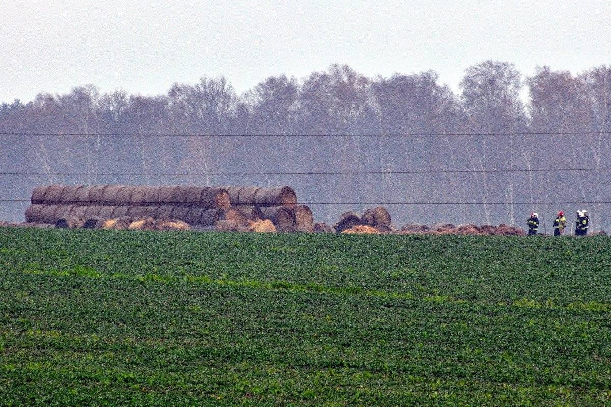 POLANKA WIELKA. Ponad 40 strażaków walczyło z pożarem stogu słomy