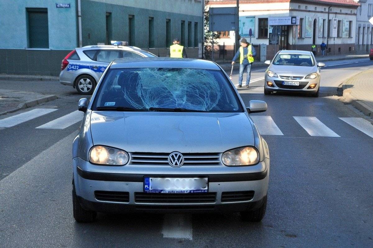 KĘTY. Dwie osoby potrącone na przejściu dla pieszych. 72-letnia kobieta walczy o życie