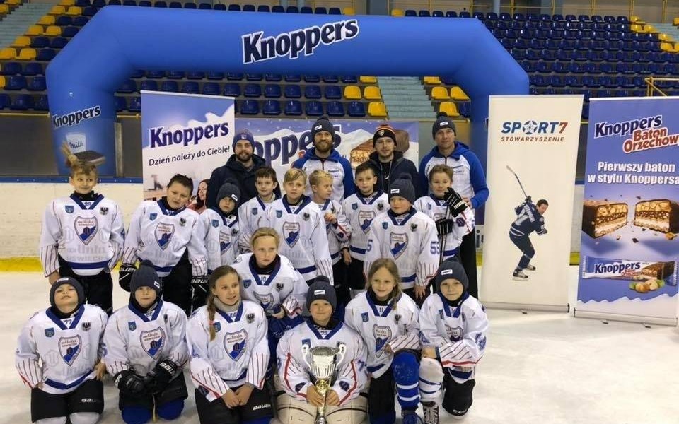 HOKEJ NA LODZIE. Biało-niebieski awans