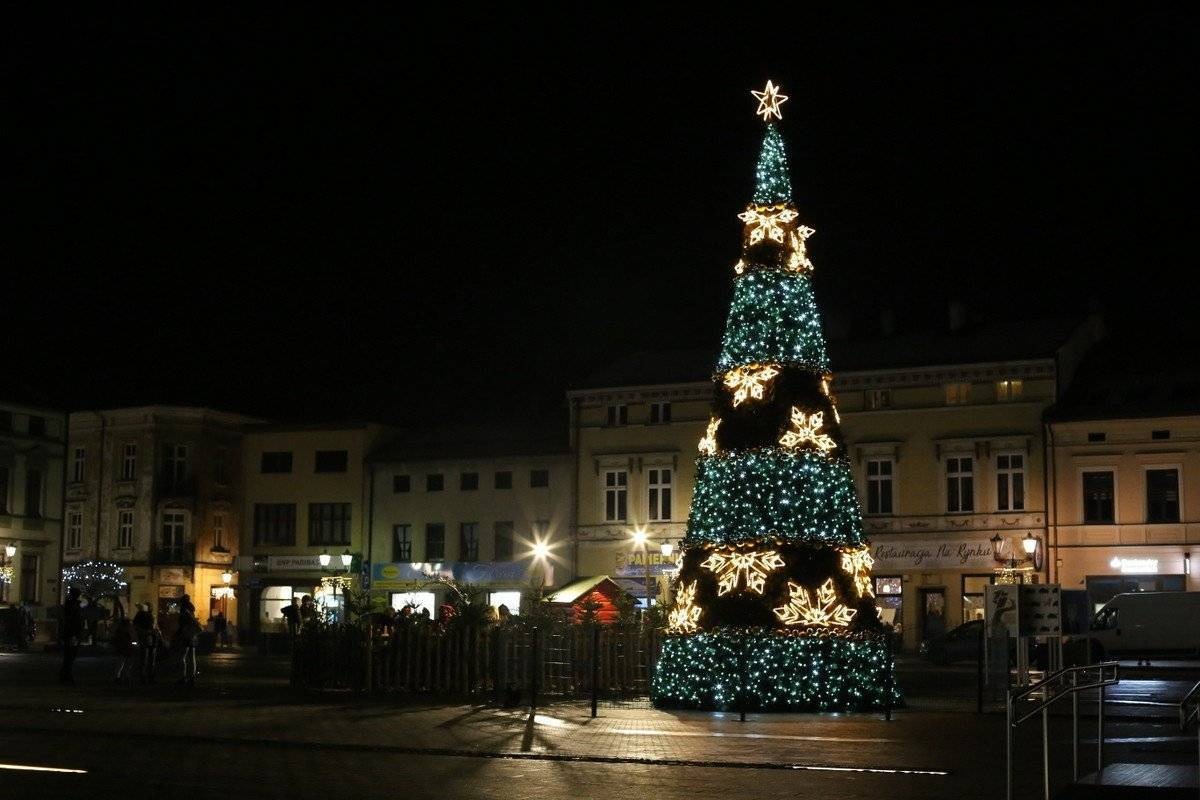 OŚWIĘCIM. W sercu miasta zabłysła choinka!