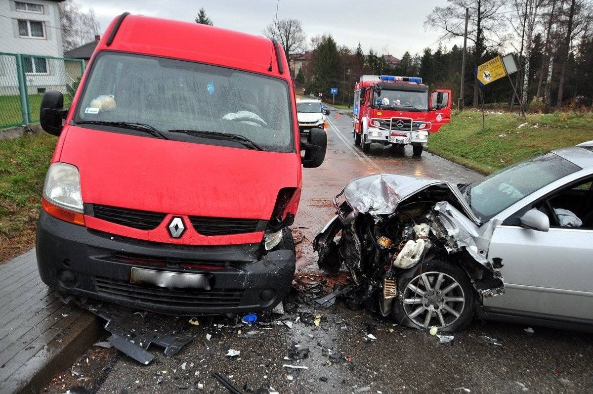 JAWISZOWICE. Wpadł w poślizg i uderzył w dostawczaka