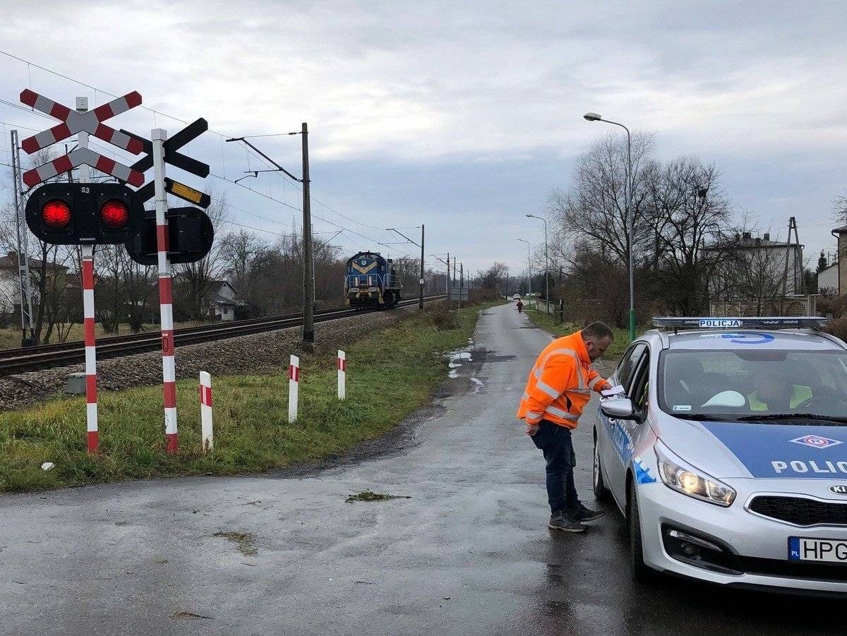 OŚWIĘCIM. 27-latka wjechała pod lokomotywę. Dostała drugie życie