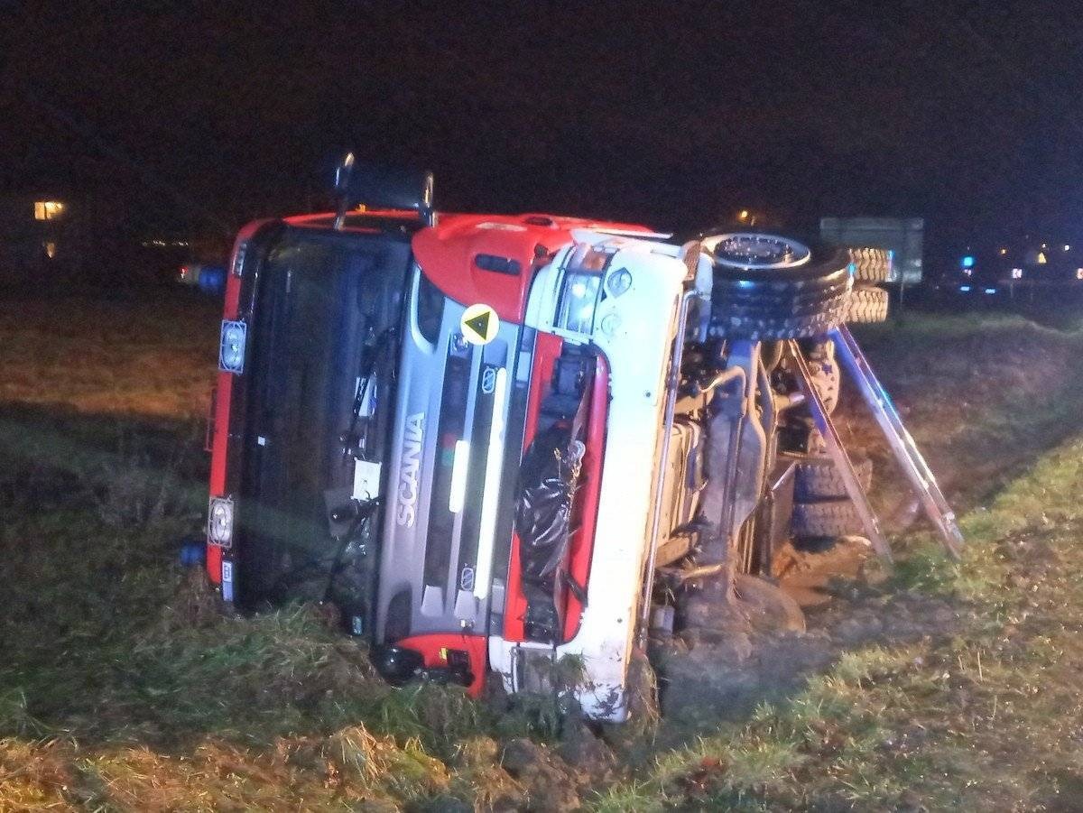 BRZESZCZE. Wóz strażacki przewrócił się na bok. Kierowca chciał uniknąć zderzenia z tico