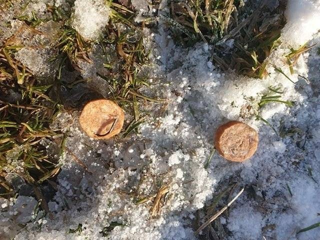 KĘTY. Rozrzucają kawałki kiełbas nafaszerowanych gwoździami i drutami