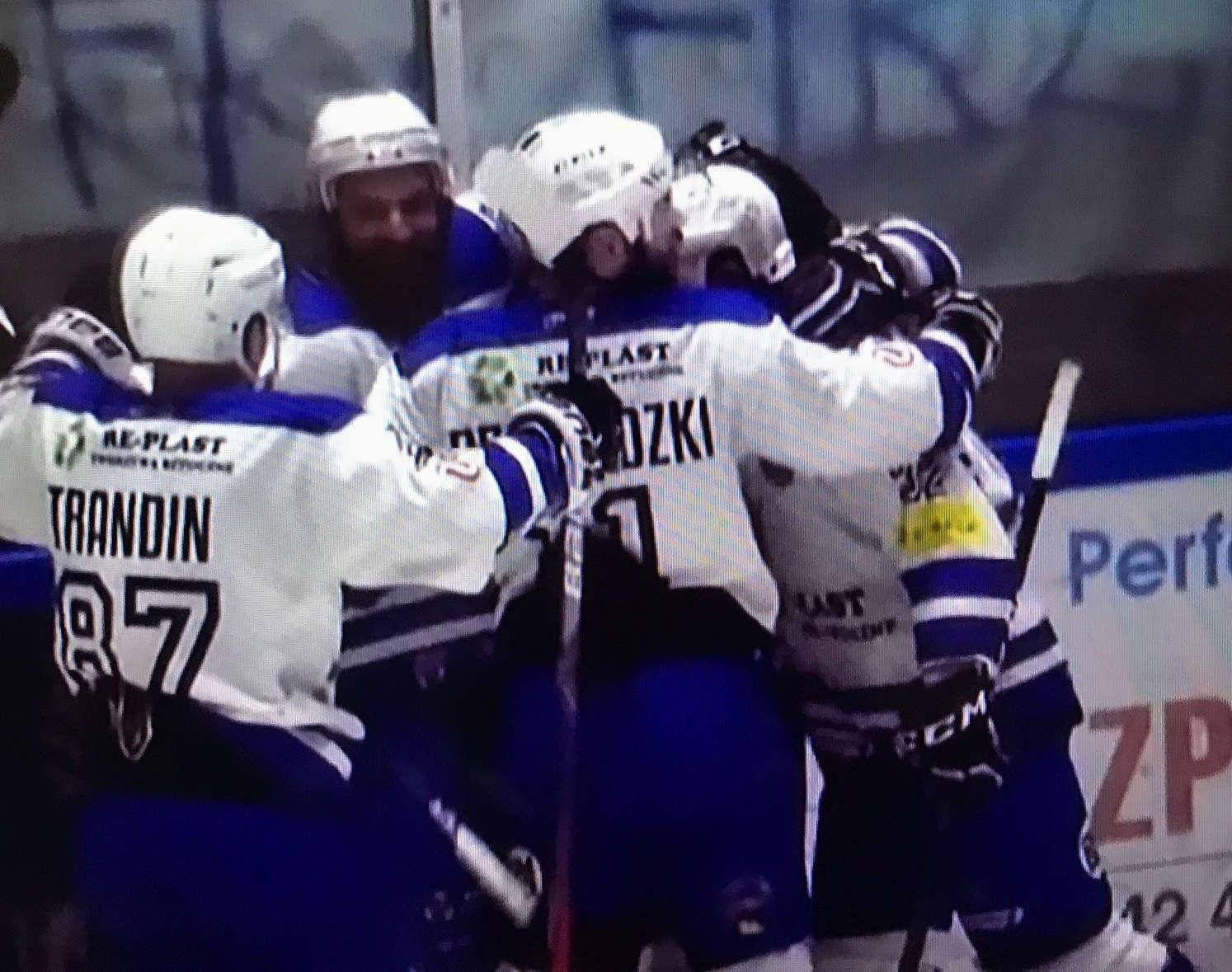 HOKEJ NA LODZIE. Zwycięstwo na początek ostatniej rundy