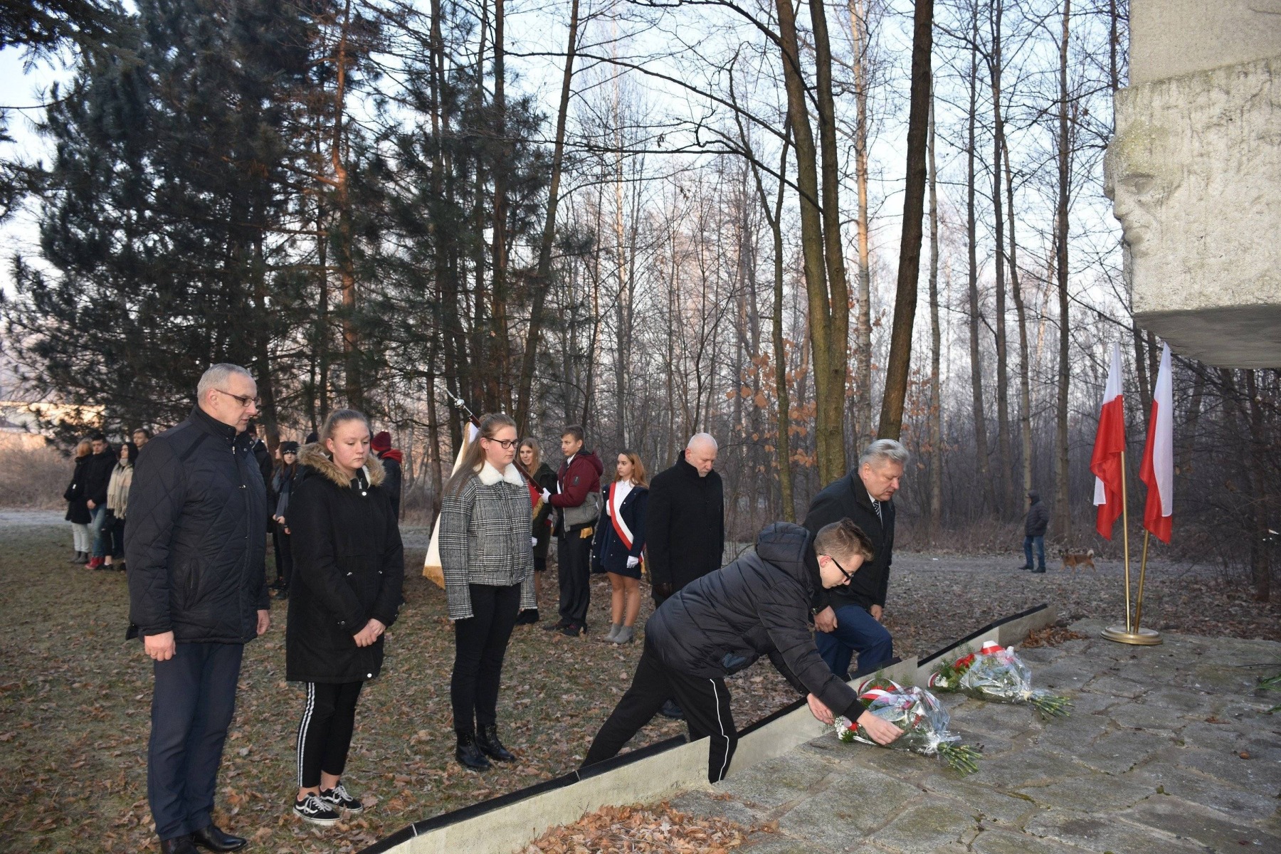 CHEŁMEK. Złożyli kwiaty pod pomnikiem „Ofiar Faszyzmu”