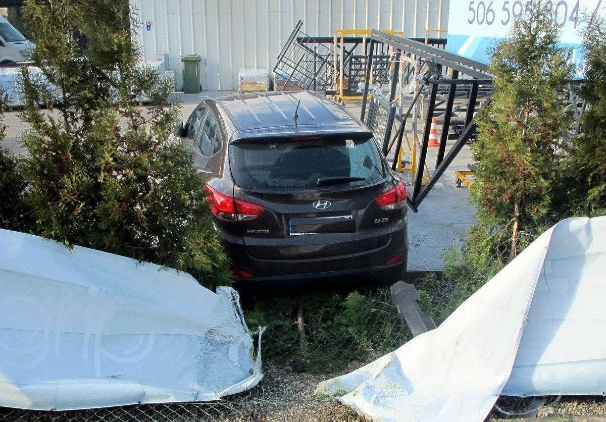 BIELANY. Po zderzeniu z samochodem ciężarowym „zaparkowała” na jednej z posesji