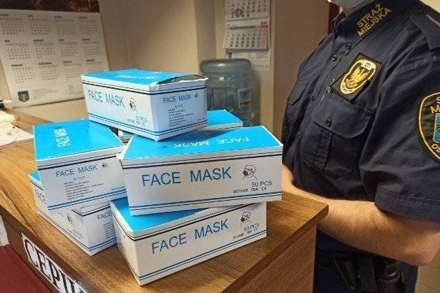 OŚWIĘCIM. Synthos przekazuje strażnikom miejskim maseczki chirurgiczne