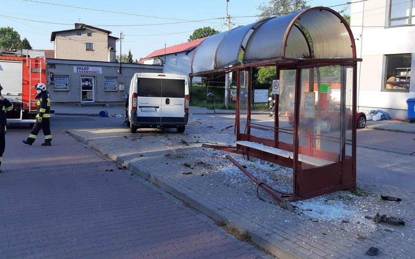 JAWISZOWICE. Dostawczakiem w przystanek. Mogło dojść do tragedii