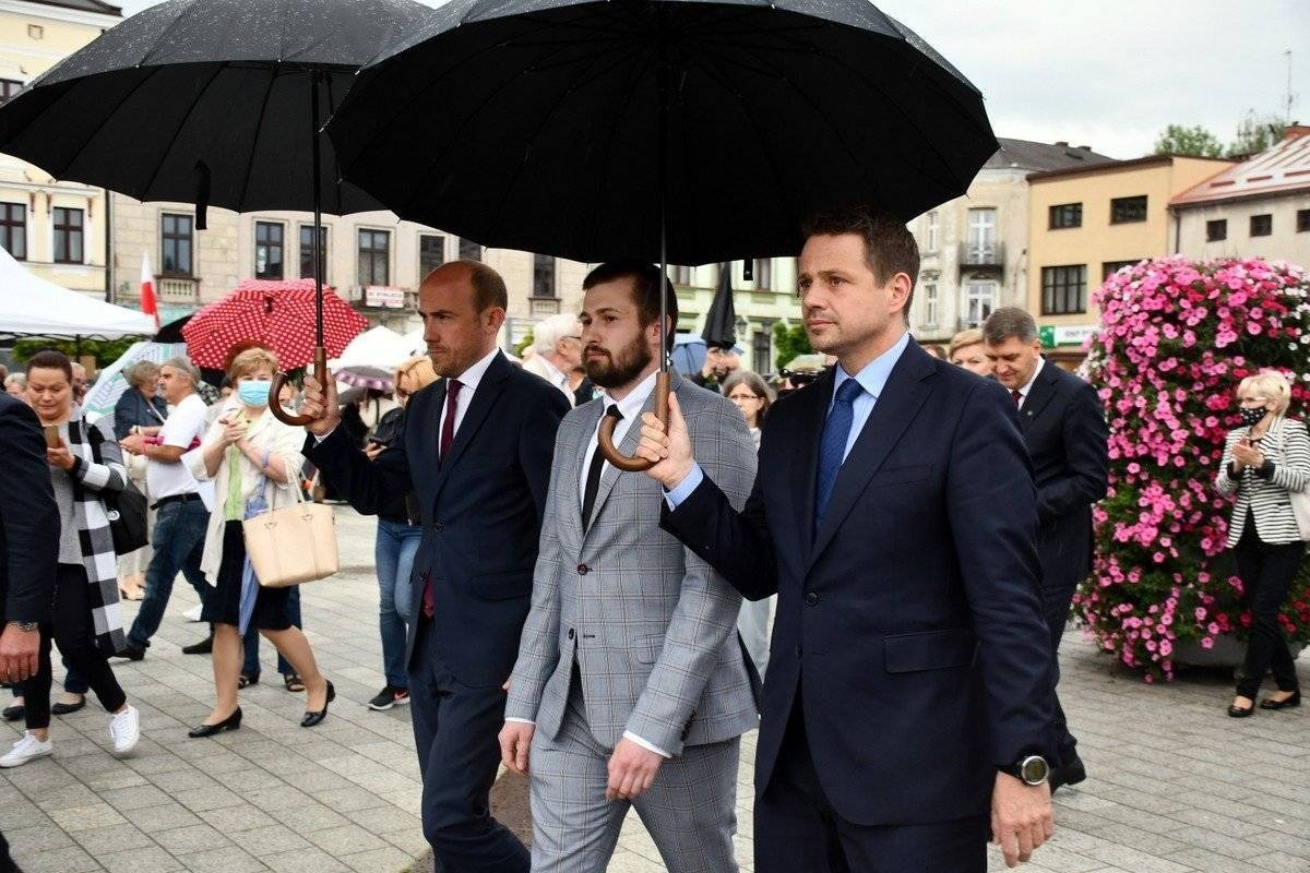 OŚWIĘCIM. Trzaskowski i Budka odprowadzili Sebastiana Kościelnika przed budynek Sądu