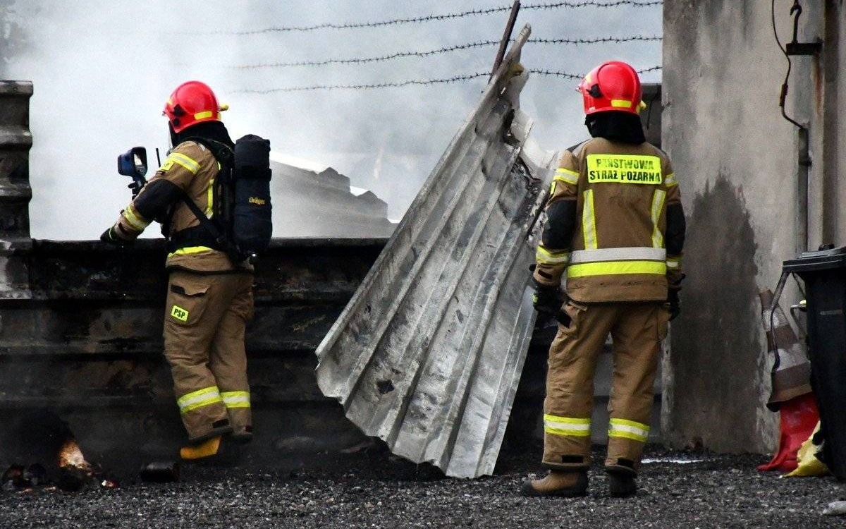 CHEŁMEK. Strażacy ponad dwie godziny walczyli z ogniem na terenach przemysłowych
