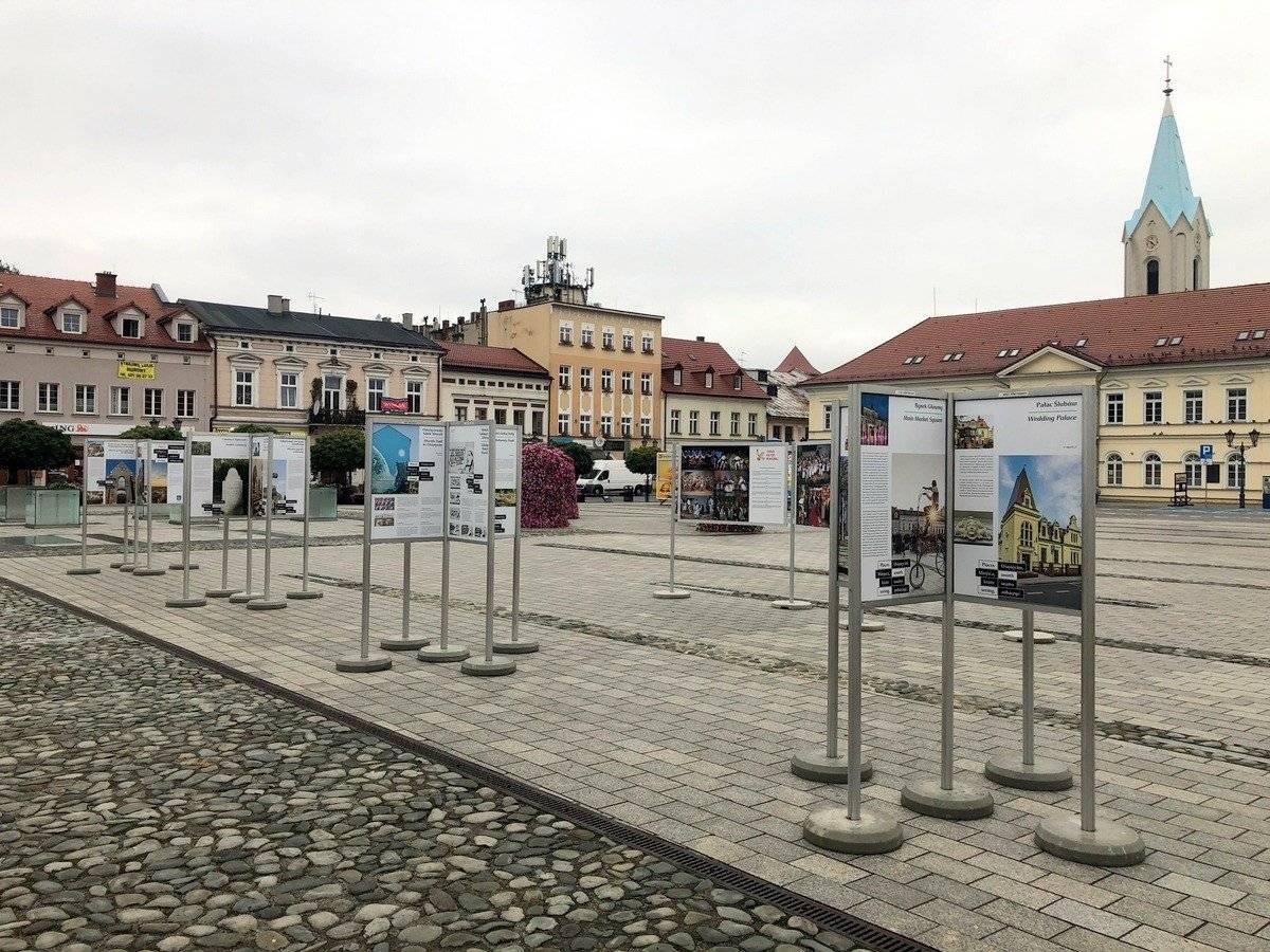 OŚWIĘCIM. Te miejsca warto zobaczyć. Wystawa plenerowa na oświęcimskim rynku