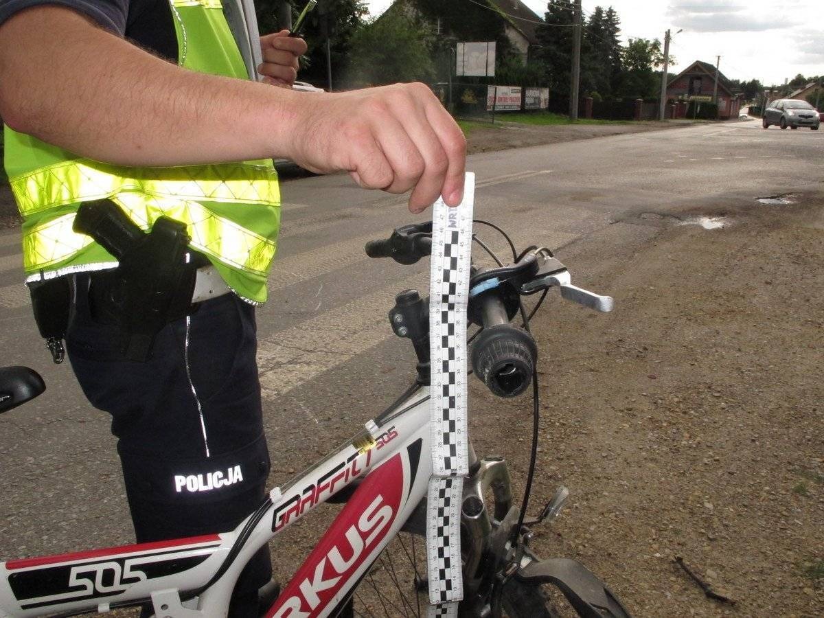 WITKOWICE. Rowerzysta uderzył w samochód. Trafił do szpitala.