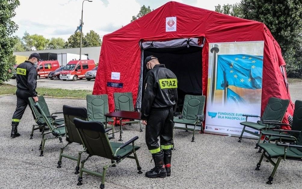 POWIAT. Trzy jednostki ochotniczej straży pożarnej otrzymały specjalistyczne namioty